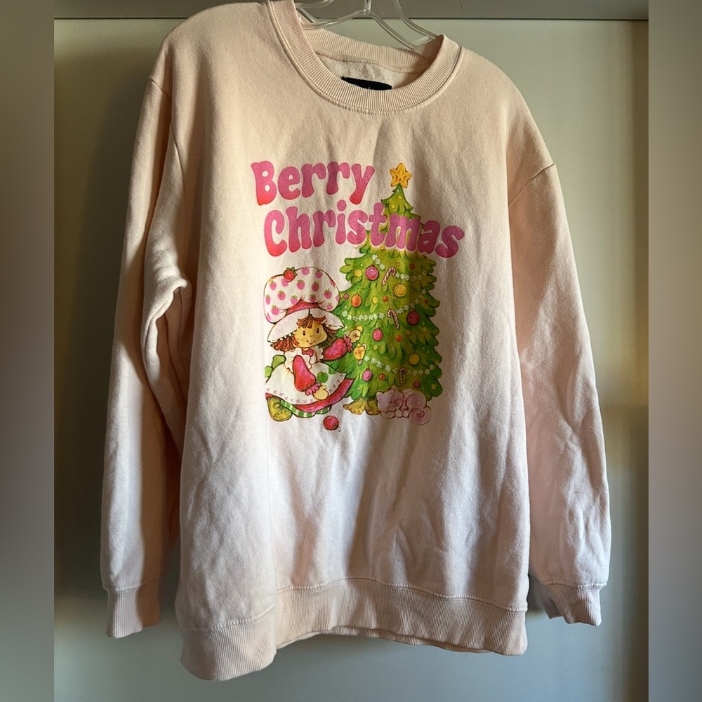 Strawberry shortcake “Berry Christmas “ pink crew neck sweatshirt size Large‎